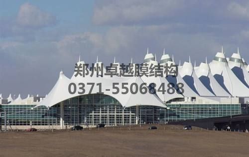 膜結(jié)構(gòu)屋蓋是丹佛國際機(jī)場候機(jī)亭的一大特點