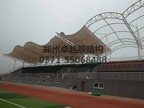 安裝膜結(jié)構(gòu)具有一定危險性，需做好安全措施