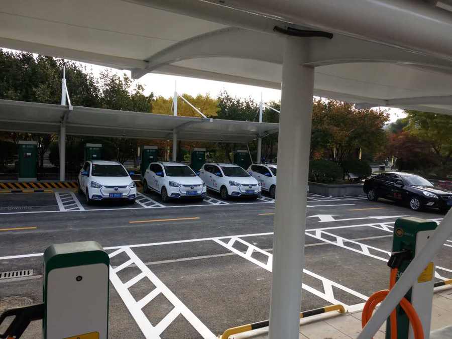 七字型的汽車停車棚，也是汽車蓬里，使用比較多的一款造型