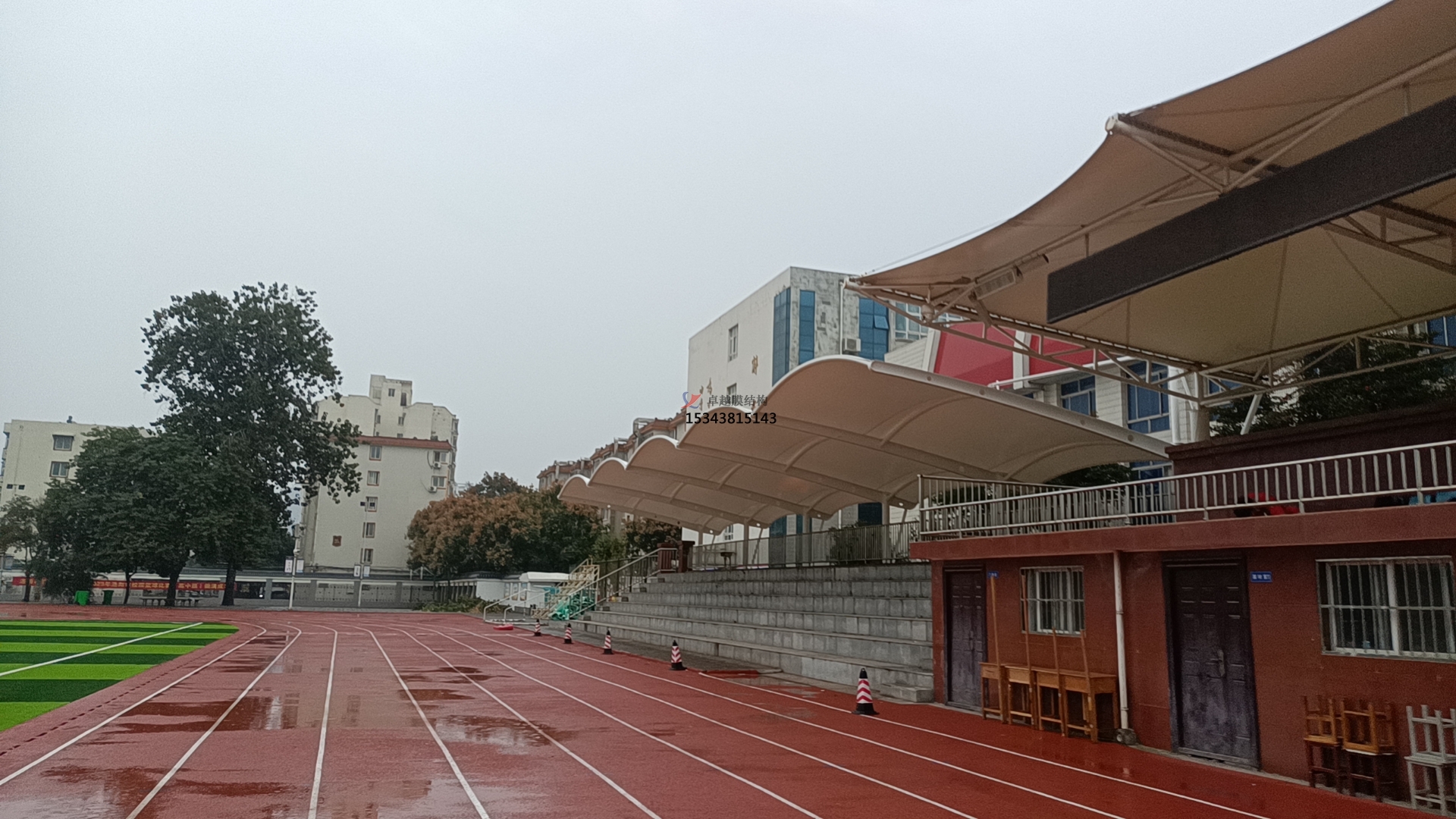 學校田徑場<font color='red'>膜結構看臺</font>遮陽棚如何選擇材料？不同材料對其性能有何影響？